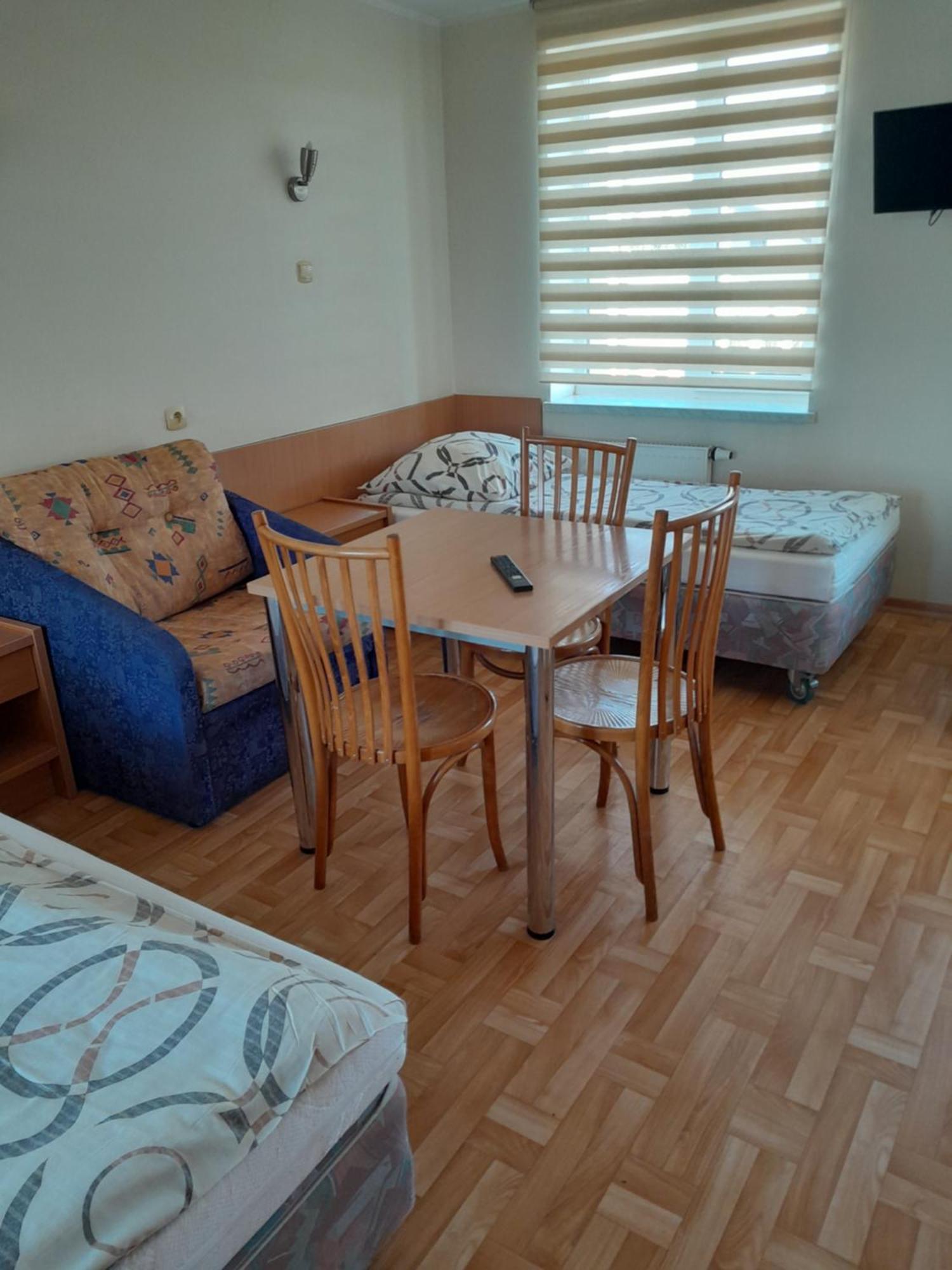 Hostel Polon プウトゥスク エクステリア 写真